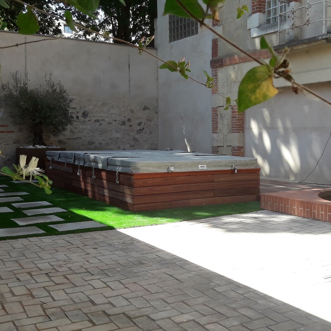 spa dans un jardin