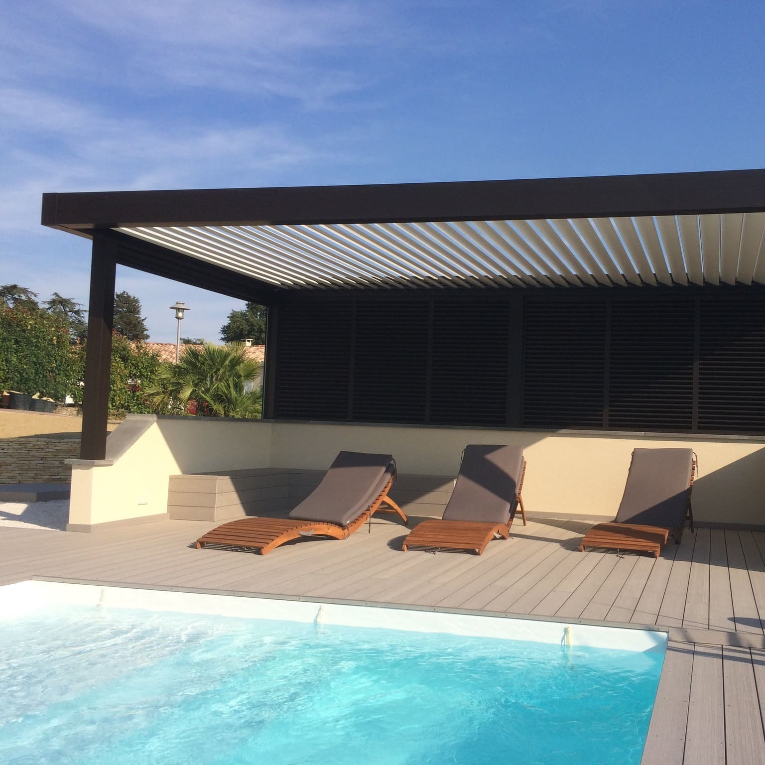 pergola d'une terrasse avec piscine