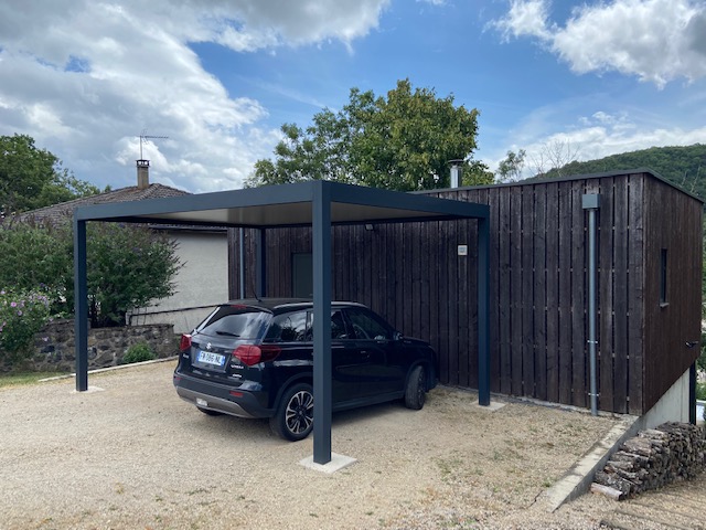 carport abritant une fiat 500