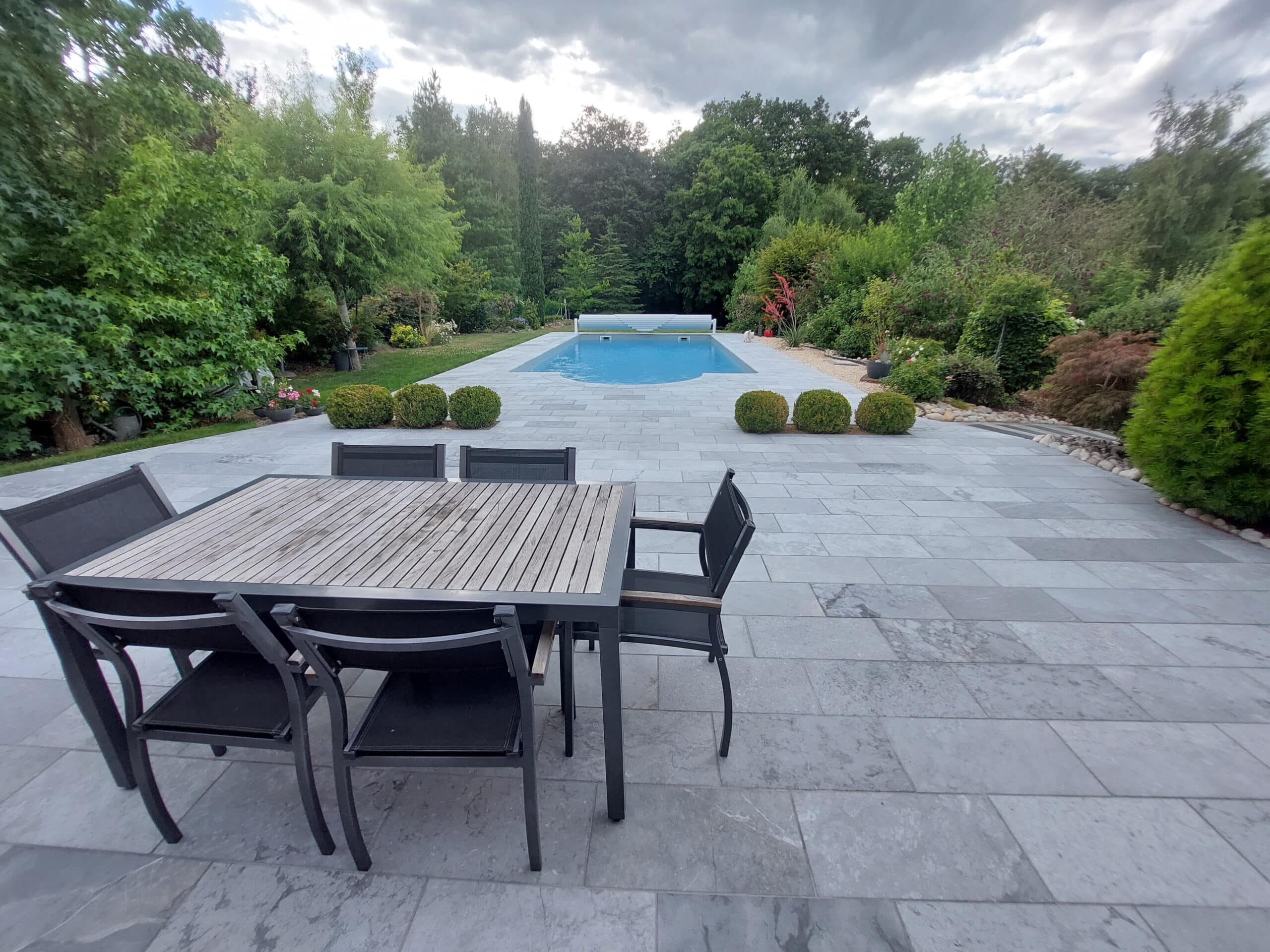 tables et chaises au bord d'une piscine