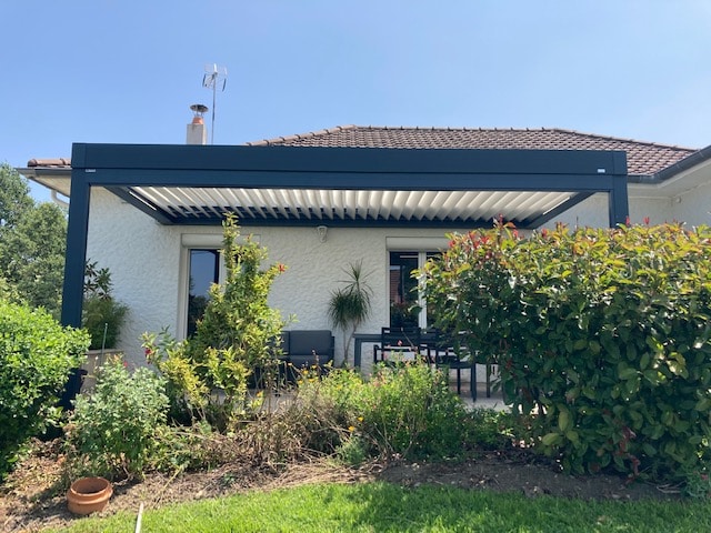 pergola dans un beau jardin